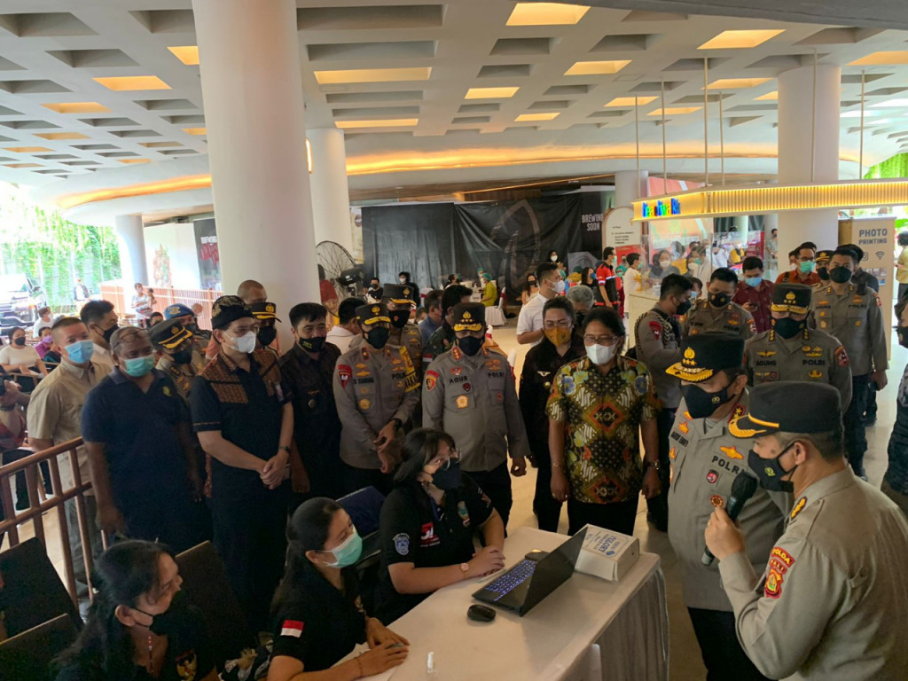 Bupati Giri Prasta Hadiri Pemantauan Vaksinasi Massal Oleh Wakapolri di Beachwalk Kuta